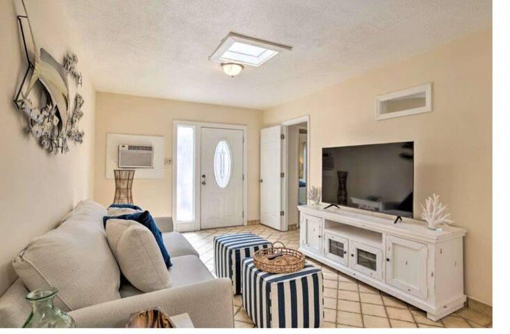 Cheerful 2 bedroom Villa with Heated Pool2